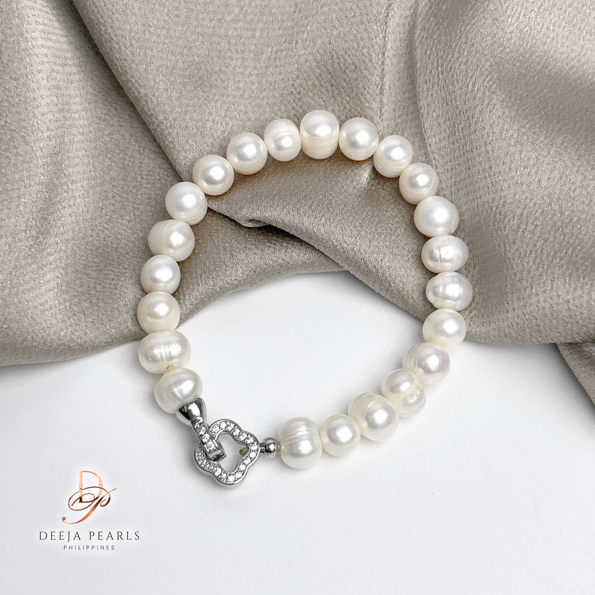 DPB110 • Freshwater Pearl Bracelet in Clover Pendant Lock