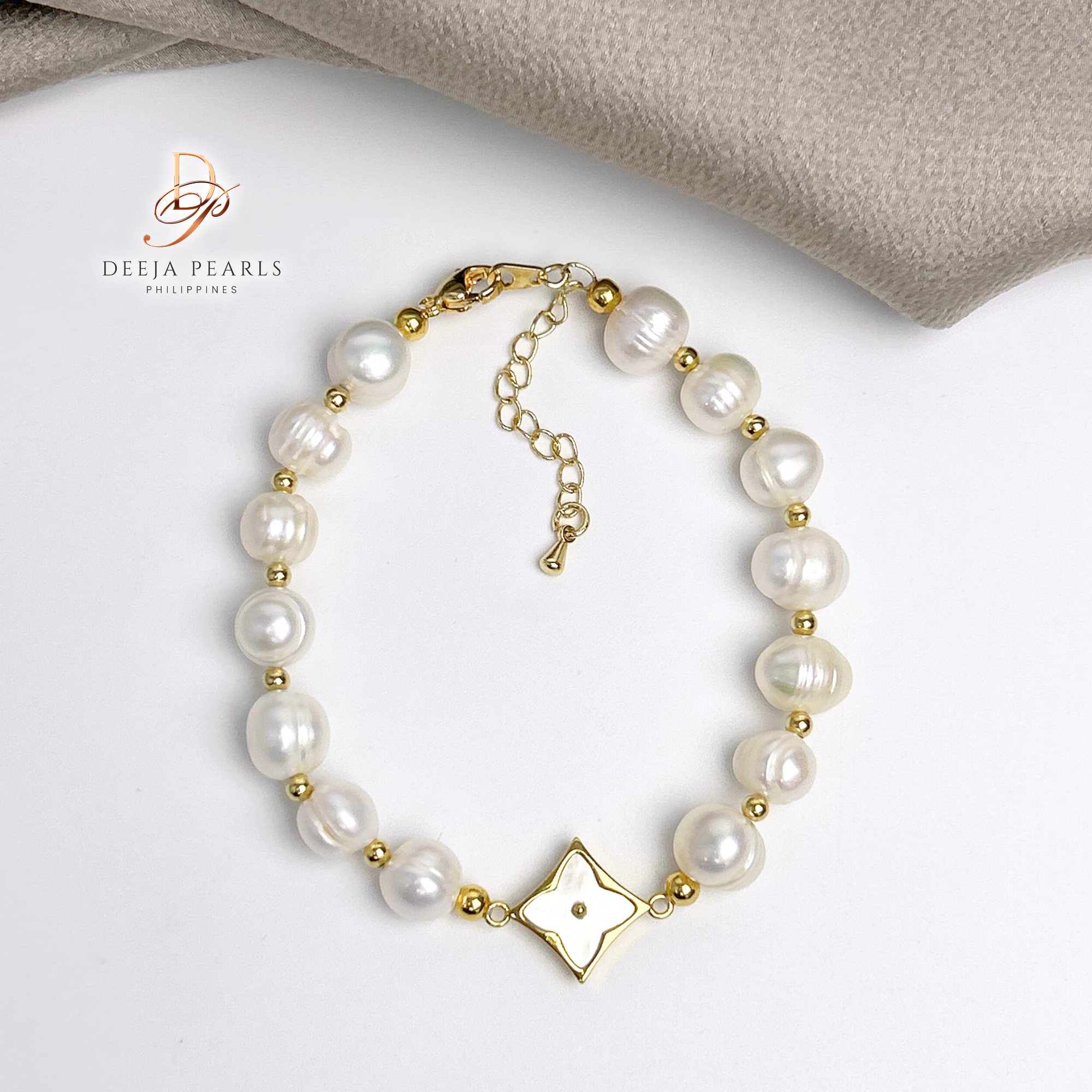 DPB106 • Freshwater Pearl Bracelet in Mother of Pearl Pendant