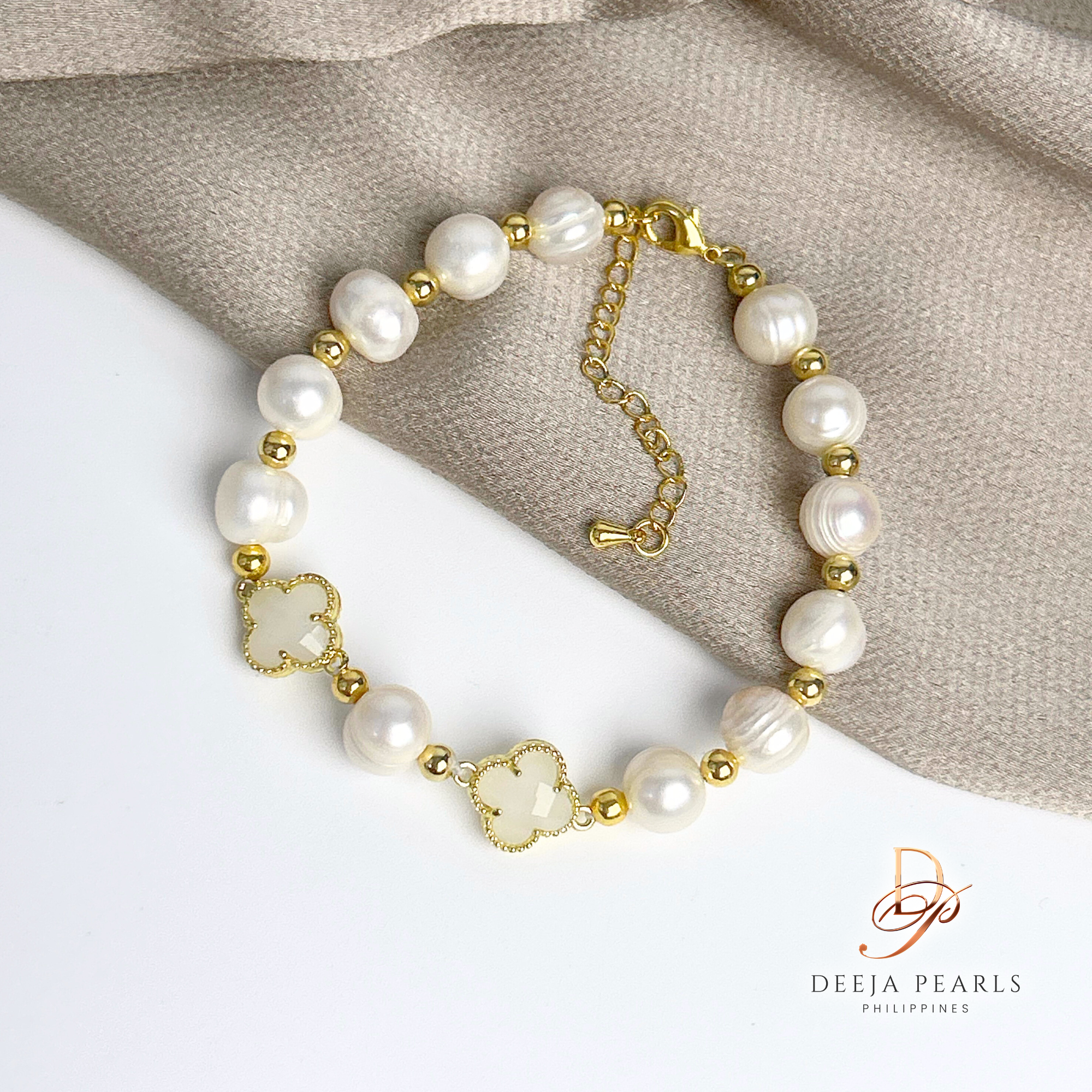 DPB147 • Freshwater Pearl Bracelet in Crystal Clover Pendant