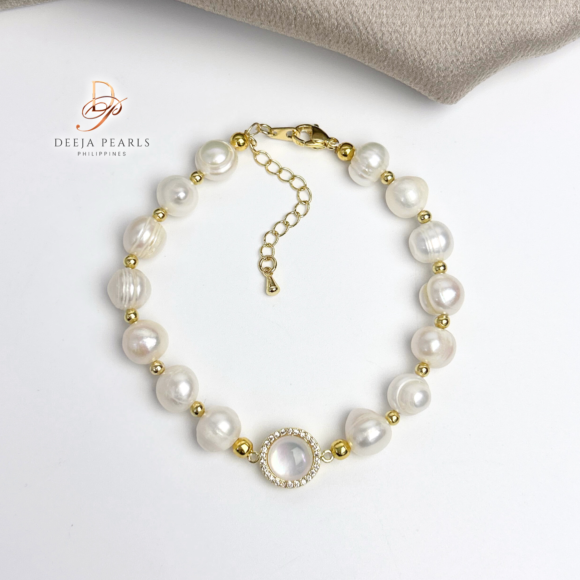 DPB101 • Freshwater Pearl Bracelet in Mother of Pearl Pendant