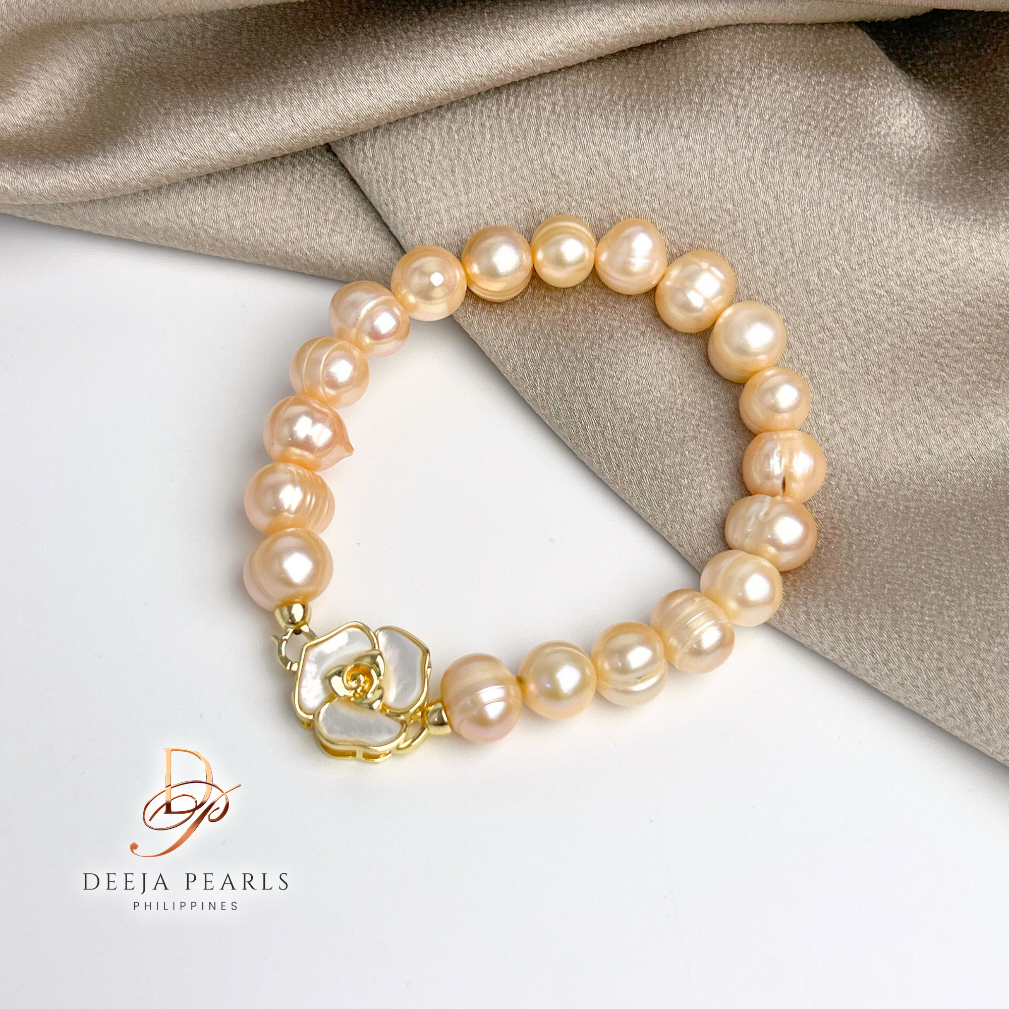 DPB120 • Freshwater Pearl Bracelet in Mother of Pearl Pendant Lock