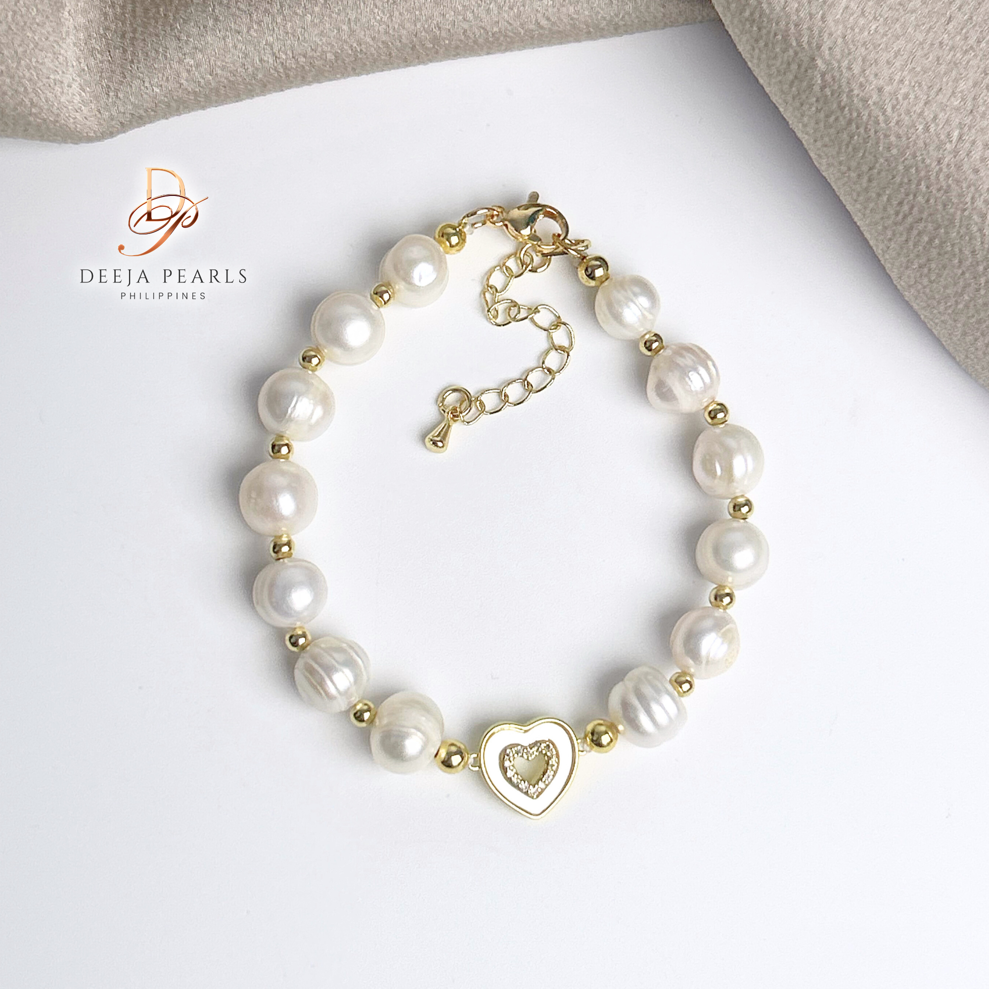 DPB107 • Freshwater Pearl Bracelet in Mother of Pearl Pendant