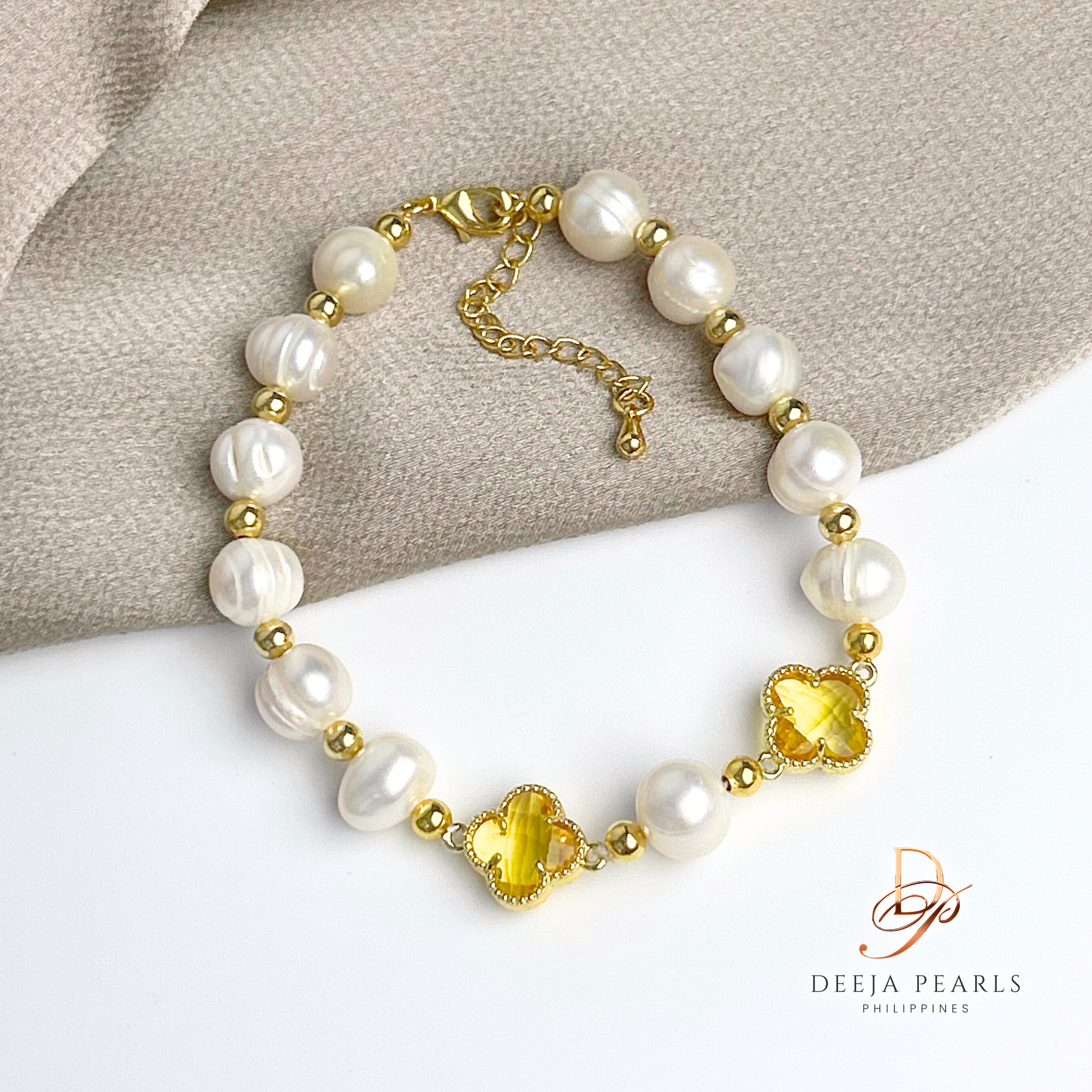 DPB147 • Freshwater Pearl Bracelet in Crystal Clover Pendant