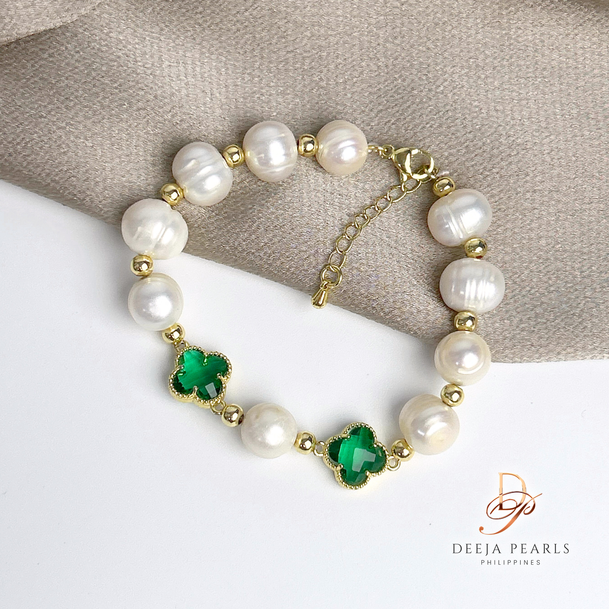 DPB147 • Freshwater Pearl Bracelet in Crystal Clover Pendant
