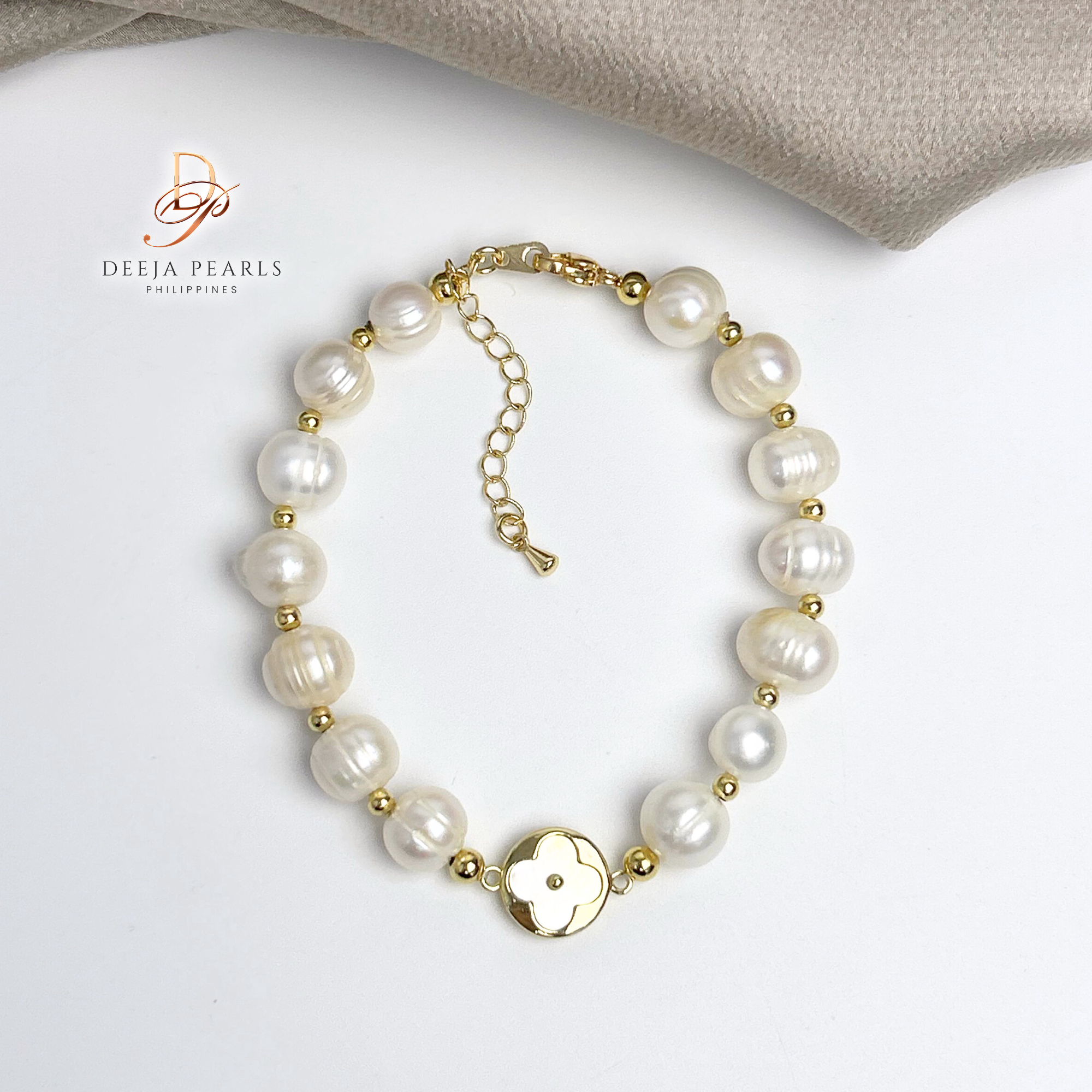 DPB104 • Freshwater Pearl Bracelet in Mother of Pearl Pendant