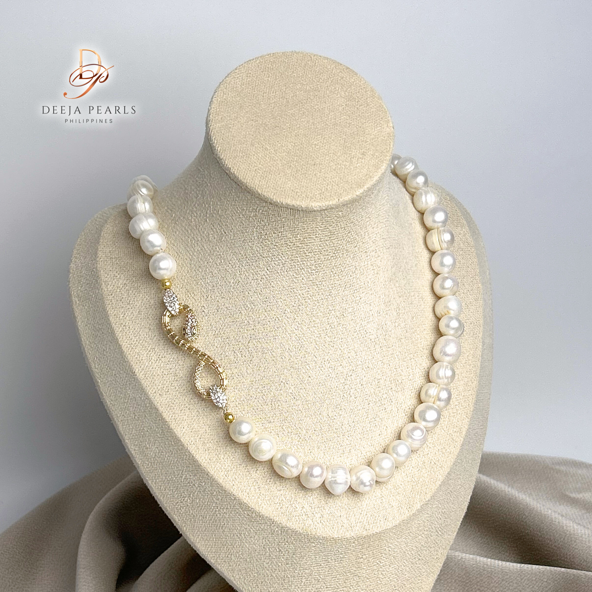 DPN110 • Freshwater Pearl Full Necklace in Serpentine Pendant Lock