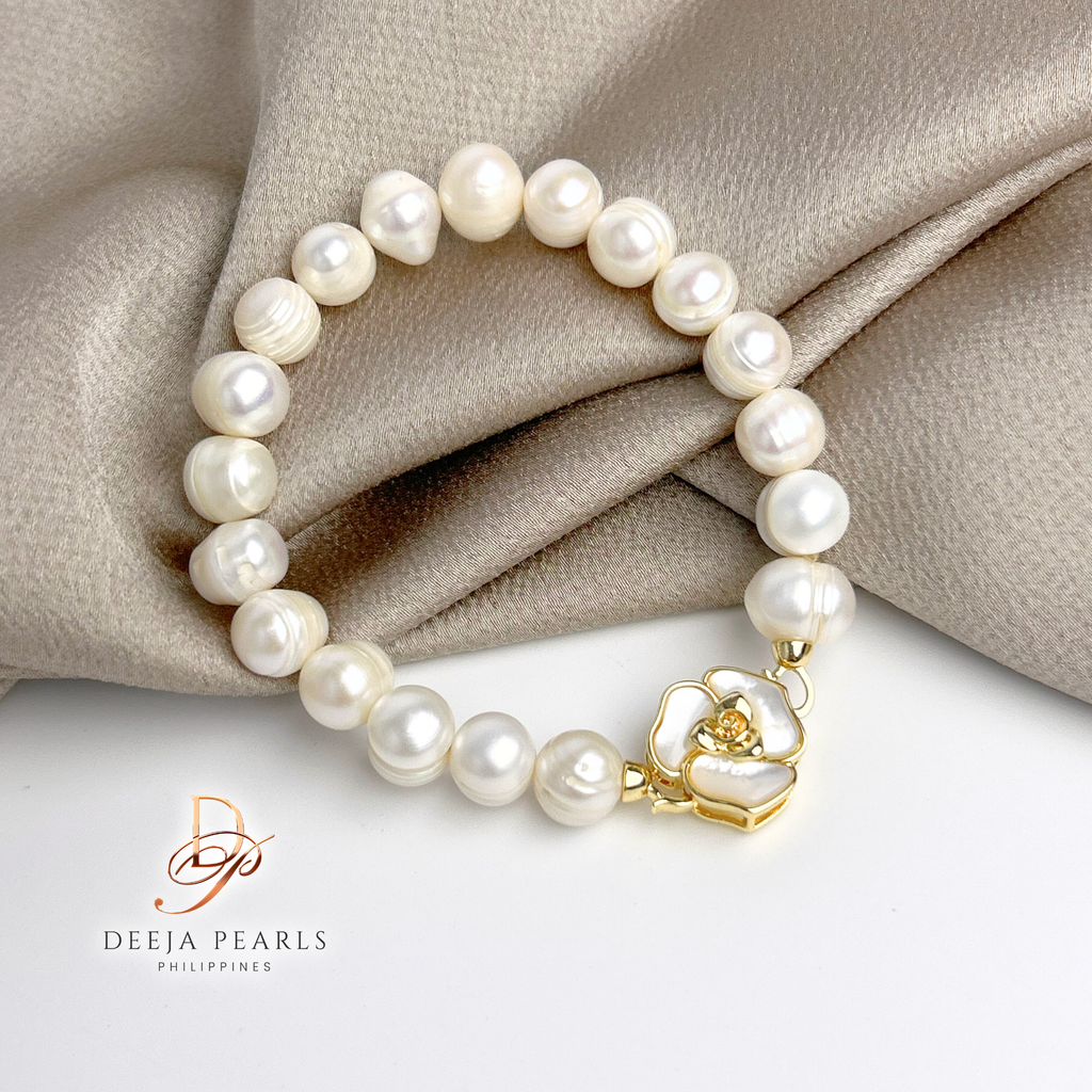 DPB120 • Freshwater Pearl Bracelet in Mother of Pearl Pendant Lock