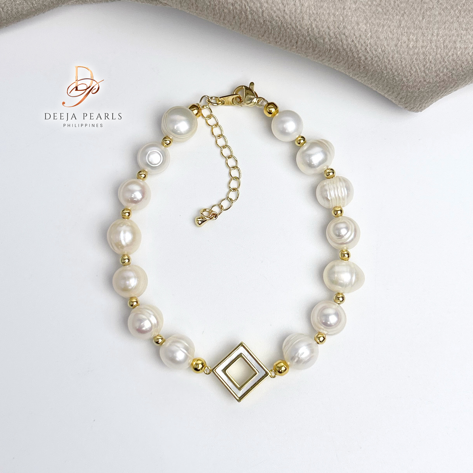 DPB105 • Freshwater Pearl Bracelet in Mother of Pearl Pendant