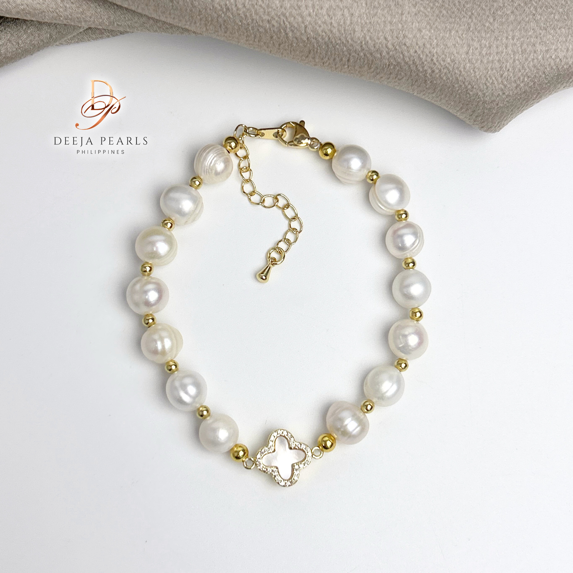 DPB102 • Freshwater Pearl Bracelet in Mother of Pearl Pendant