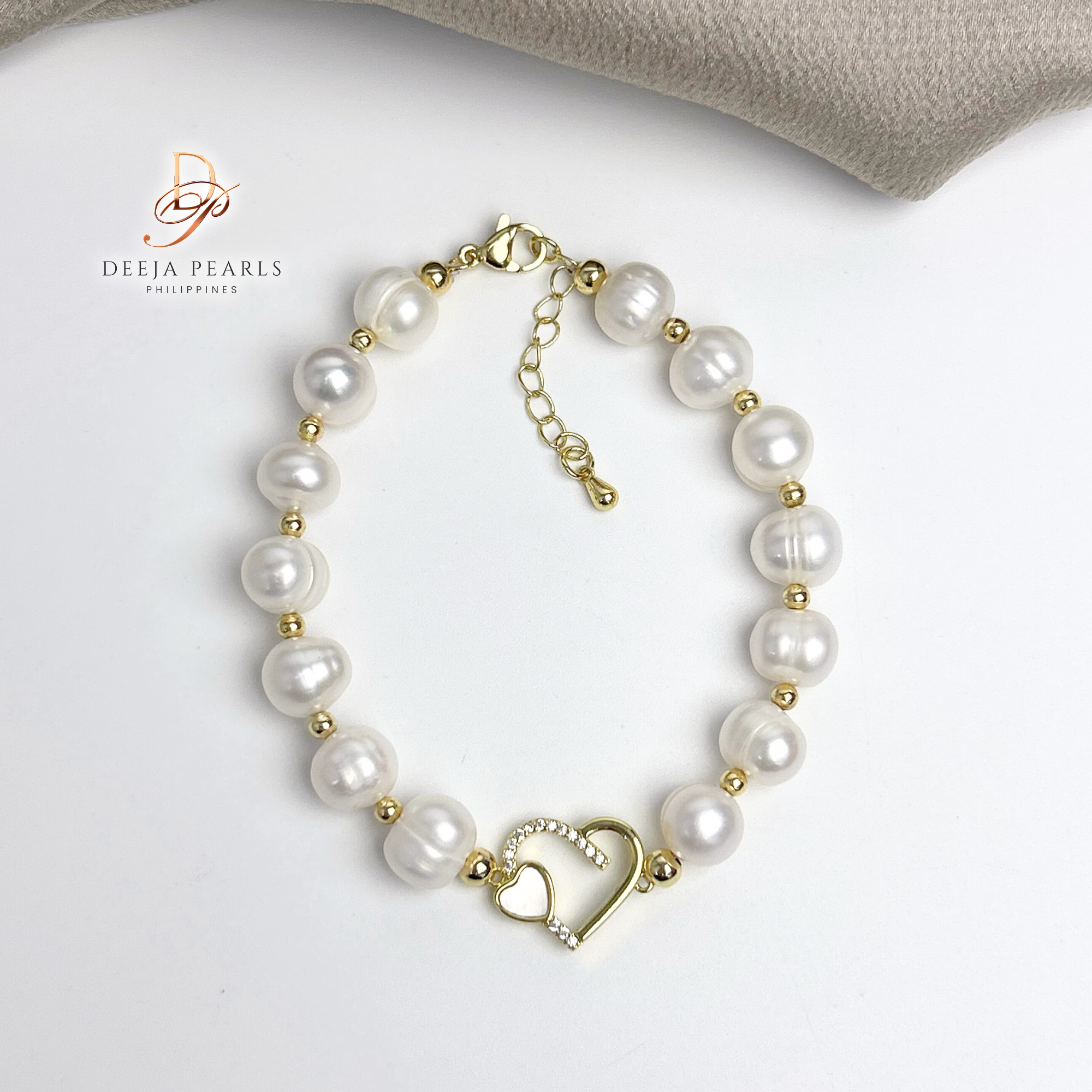 DPB103 • Freshwater Pearl Bracelet in Mother of Pearl Pendant
